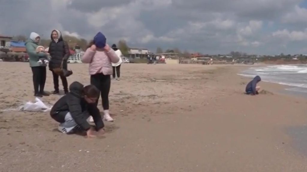 Imagini de 1 mai 2026 la mare In Vama Veche oamenii imbraca geci si caciuli pe plaja Cum va fi