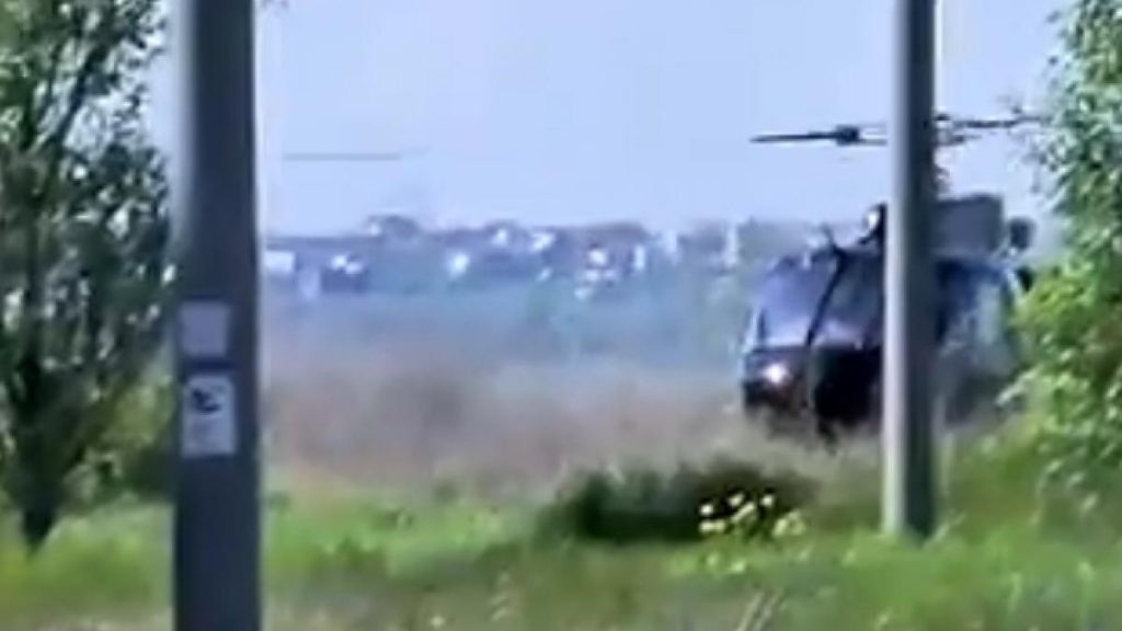 Imagini surprinzatoare cu un barbat care decoleaza din Mamaia cu elicopterul Acesta si a luat bagajul si a