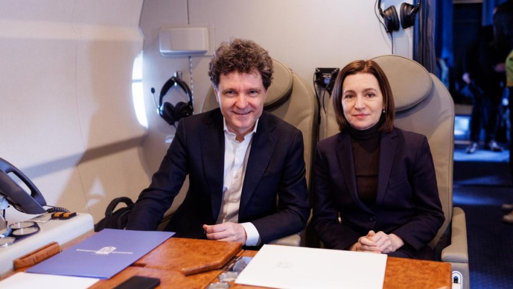 Nicușor Dan și Maia Sandu au plecat împreună către Armenia, unde vor lua parte la summit… Nicutor Dan si Maia Sandu au plecat impreuna catre Armenia unde vor lua parte la summit