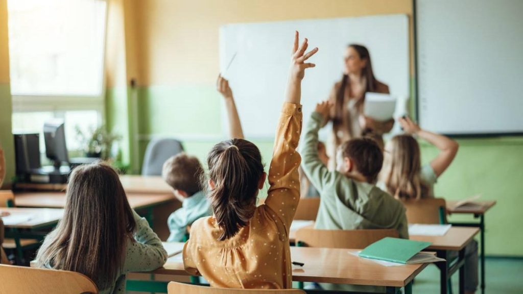 Prime de 1 500 de lei pentru profesori in atentia Guvernului Pislaru Decizia depinde de avizul