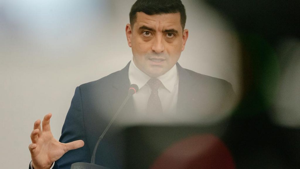 Simion, un nou atac împotriva lui Nicușor Dan: „Nu are nimic? Noi vedem că are ceva. Un medic ar…” Simion un nou atac impotriva lui Nicusor Dan Nu are nimic Noi vedem ca are ceva Un medic ar