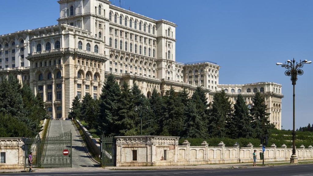 Sindicatul angajatilor din Guvern solicita prime de 15000 de lei Nu este normal sa avem