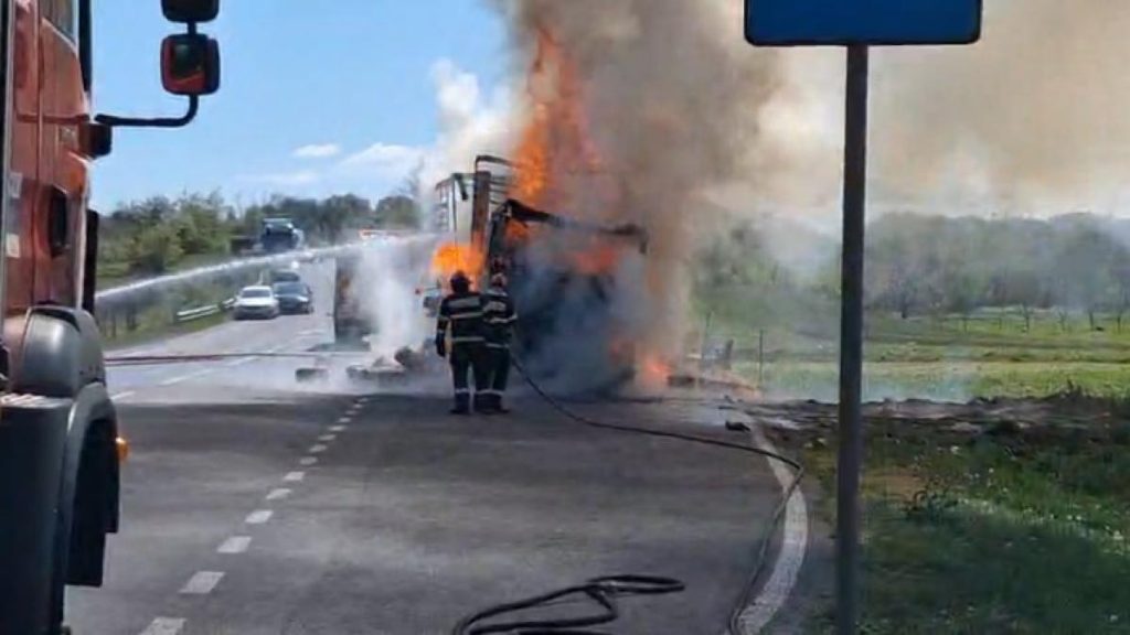 Un TIR ce transporta butelii goale a fost cuprins de flăcări pe DN 6, între localitățile Armeniș și Teregova. Un TIR ce transporta butelii goale a fost cuprins de flacari pe DN 6 intre localitatile Armenis si Teregova