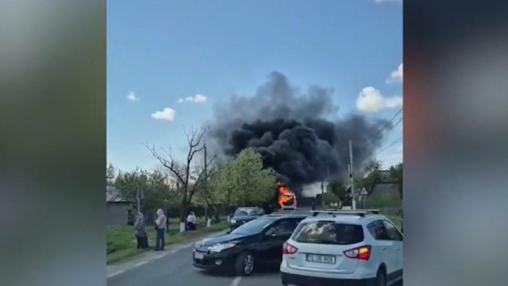 Un autocar cu 27 de pasageri a fost cuprins de flacari in Tulcea provocand degajari masive de fum