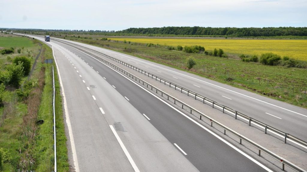 Un barbat care mercea pe jos pe autostrada A1 a devenit agresiv cand politistii l au oprit Mai