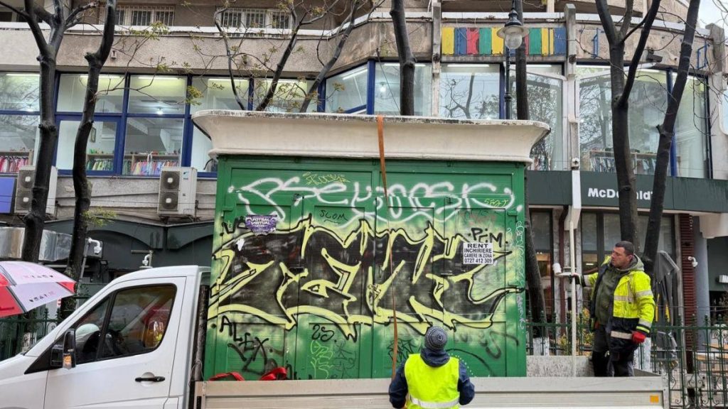 Un chiostc uitat timp de 20 de ani in centrul Bucurestiului a fost demolat de autoritati Imagini cu ceea ce