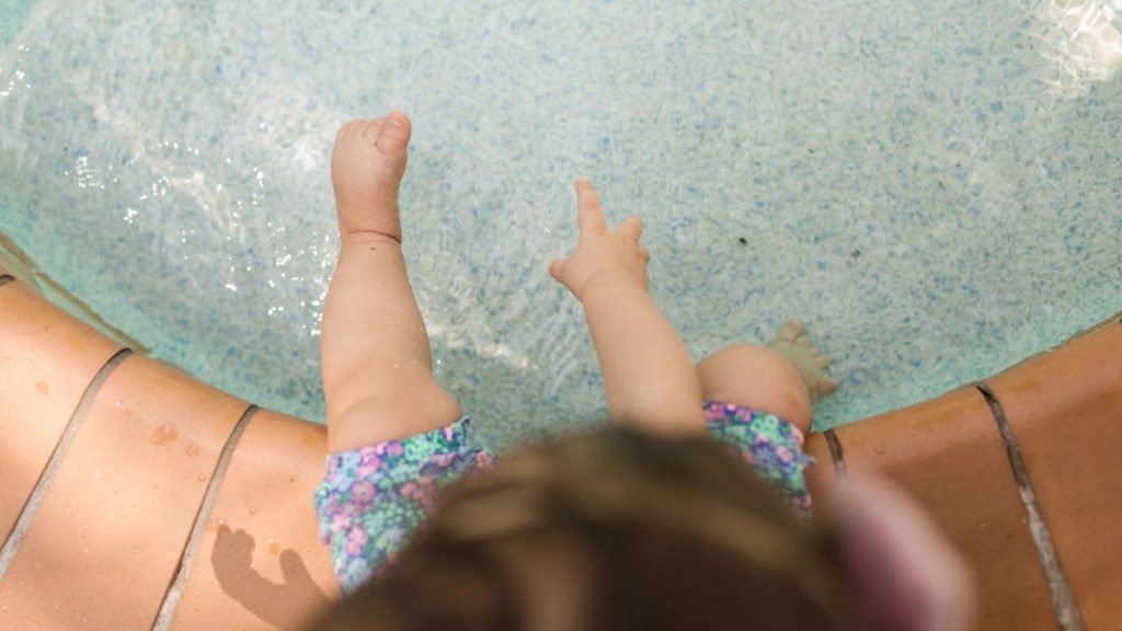 Un copil de 1 an și 4 luni din Craiova a decedat înecat, după ce a căzut în piscina din curte… Un copil de 1 an si 4 luni din Craiova a decedat inecat dupa ce a cazut in piscina din curte