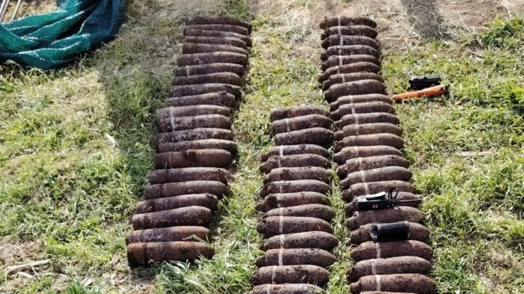 Aproape 100 de proiectile neexplodate au fost descoperite în timpul lucrărilor de construcție a unui gard într-un sat din… aproape 100 de proiectile neexplodate au fost descoperite in timpul lucrarilor de constructie a unui gard intr un sat din