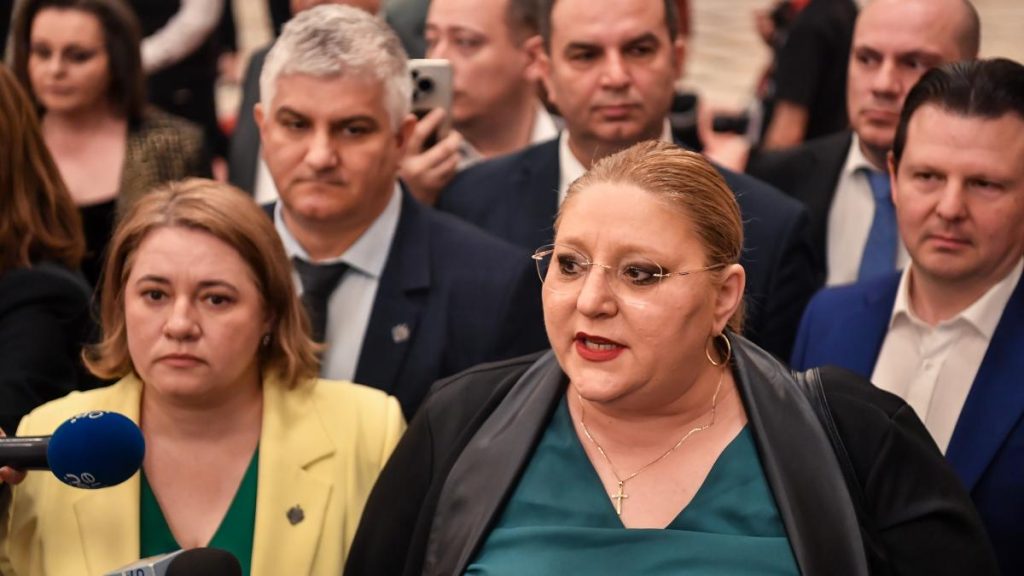 derapaj rusinos al dianei sosoaca ilie bolojan a fost insulte si intampinat cu huiduieli in holurile parlamentului