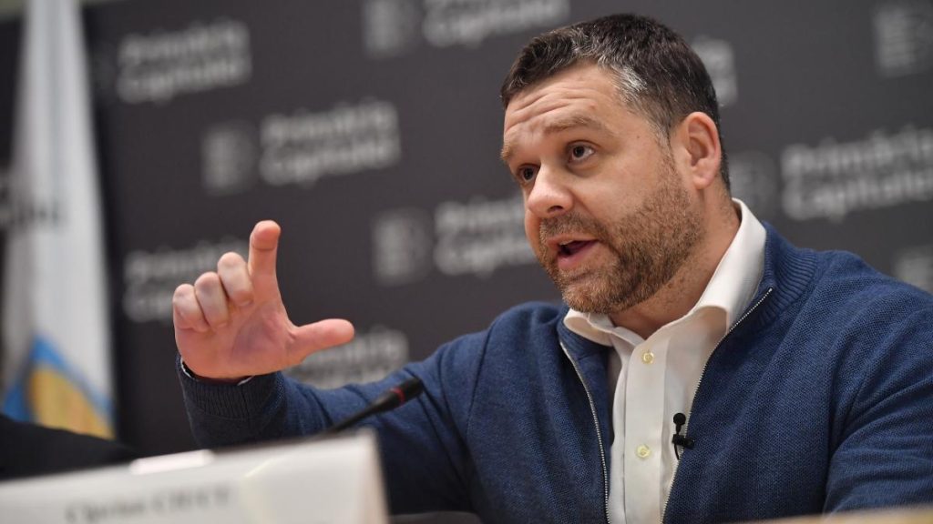 Ciucu avertizează că Primăria Capitalei se va confrunta cu falimentul: Două treimi din bugetul orașului se… Ciucu avertizeaza ca Primaria Capitei se va confrunta cu falimentul Doua treimi din bugetul orasului se