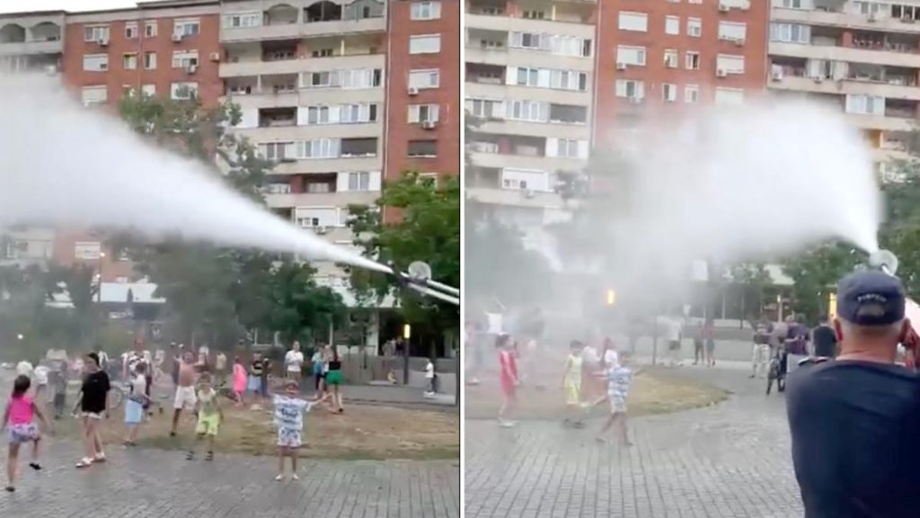 Copiii au descoperit solution pentru canicula pompierii i au stropit cu furtunul iar ei s au distrat