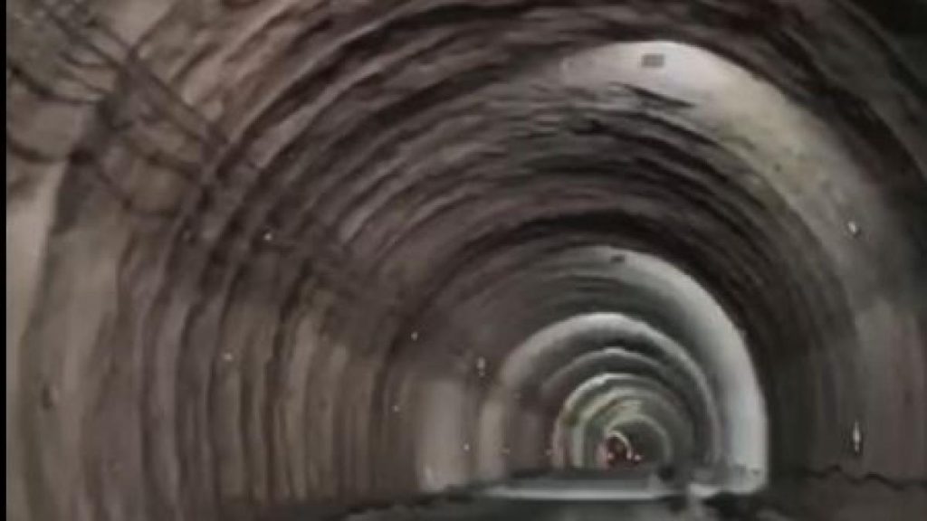 Cum se desfasoara prima traversare cu masina prin Tunelul Robesti unul dintre cele mai complexe santiere de