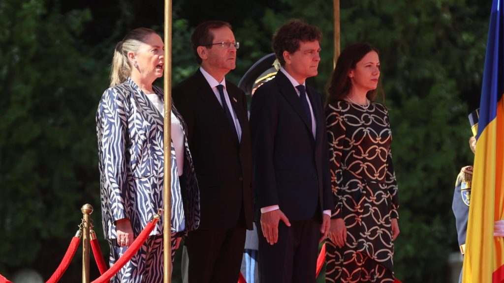 Isaac Herzog i-a invitat oficial pe Nicușor Dan și Mirabela Grădinaru în Israel: „Îi prețuim…” Isaac Herzog i a invitat oficial pe Nicusor Dan si Mirabela Gradinaru in Israel Ii pretuim