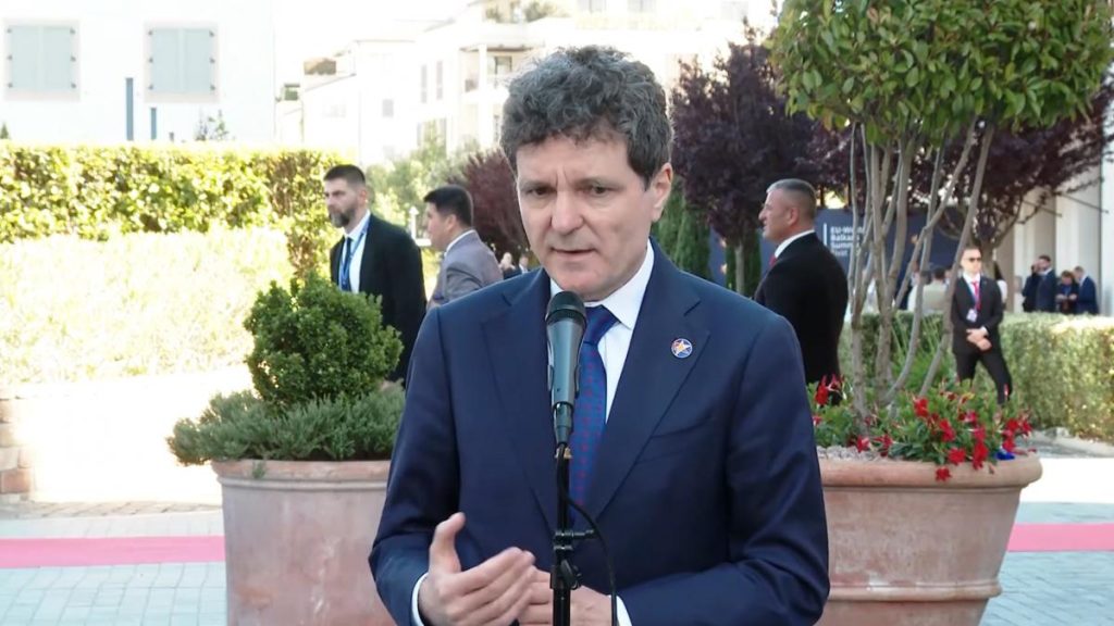 Nicuser Dan intrebat daca AUR este un partid pro occidental In opinia mea nu Adrian Vestea nu a