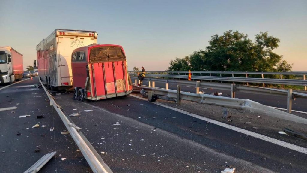 Un TIR care transporta cai de curse a pierdut controlul pe A1 in Timis si a ajuns pe