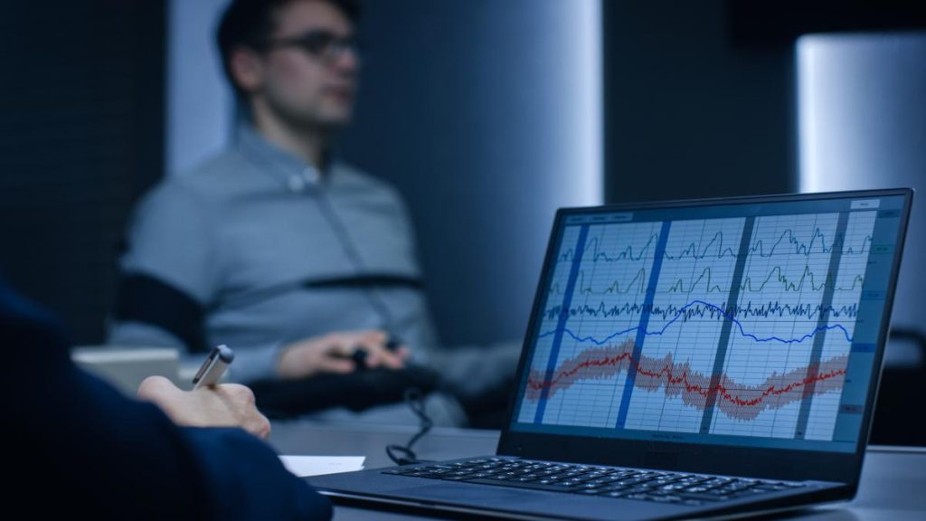 Unele companii își evaluează viitorii angajați cu ajutorul detectorului de minciuni. Cât de legal este acest lucru? Unele companii isi evalueaza viitorii angajati cu ajutorul detectorului de minciuni Cat de legal este acest lucru