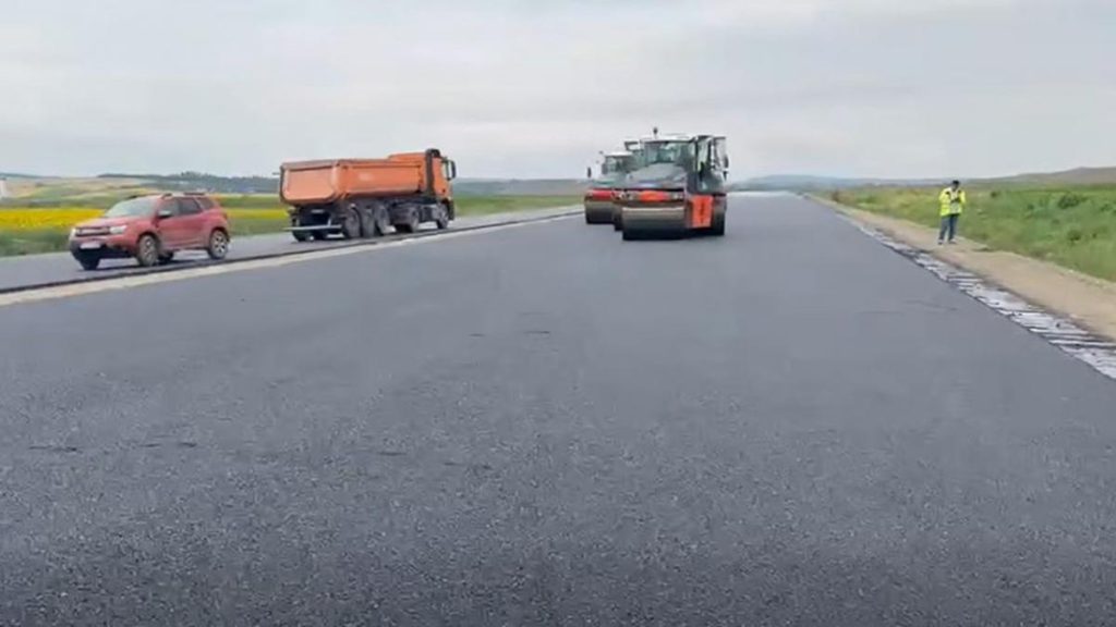 A început asfaltarea celui mai mare nod rutier din România pe A7, între Mircești și Pașcani: „Va… A inceput asfaltarea celui mai mare nod rutier din Romania pe A7 intre Mircesti si Pascani Va