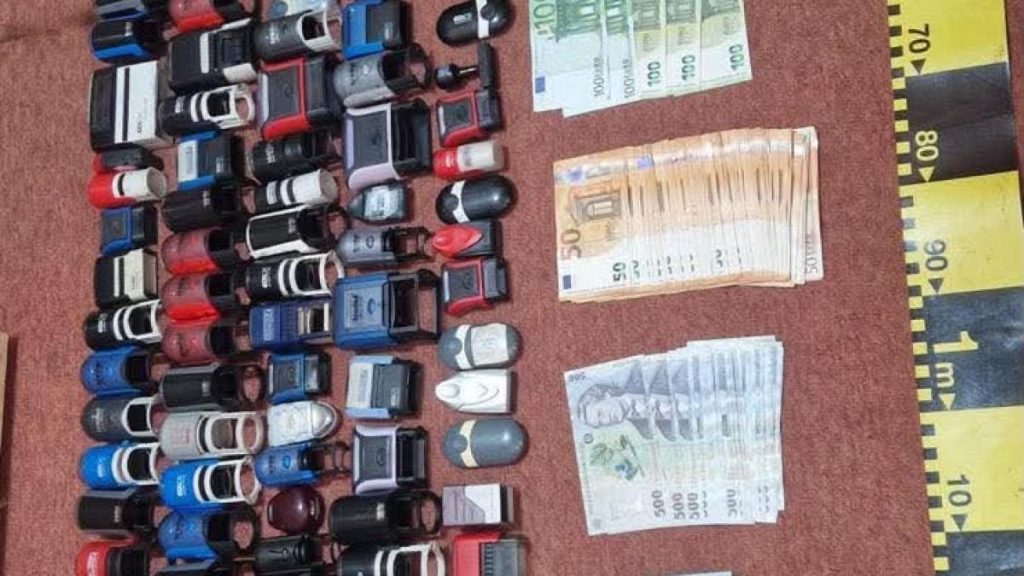 Afacerea pensiilor false Peste 160 de stampile pentru documente false si sume mari de bani descoperite la