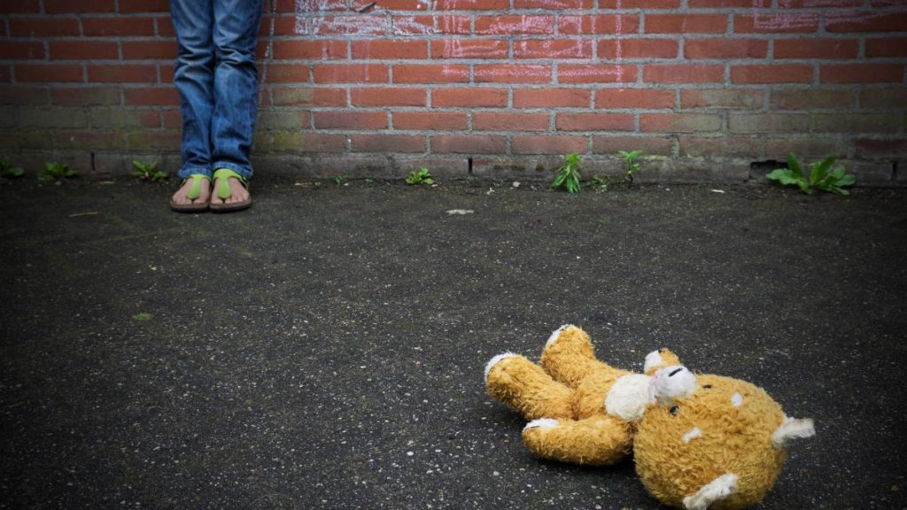 Au căsătorit o fetiță de 11 ani cu un tânăr de 20 de ani. Trei părinți, condamnați la închisoare după ce… Au casatorit o fetita de 11 ani cu un tanar de 20 de ani Trei parinti condamnati la inchisoare dupa ce