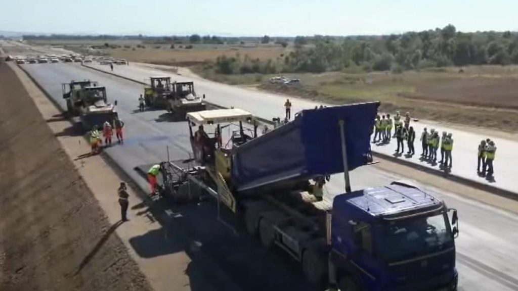 Autostrada Sibiu Fagaras A13 incepe sa prinda contur Imagini cu turnarea asfaltului experimental pe un tronson