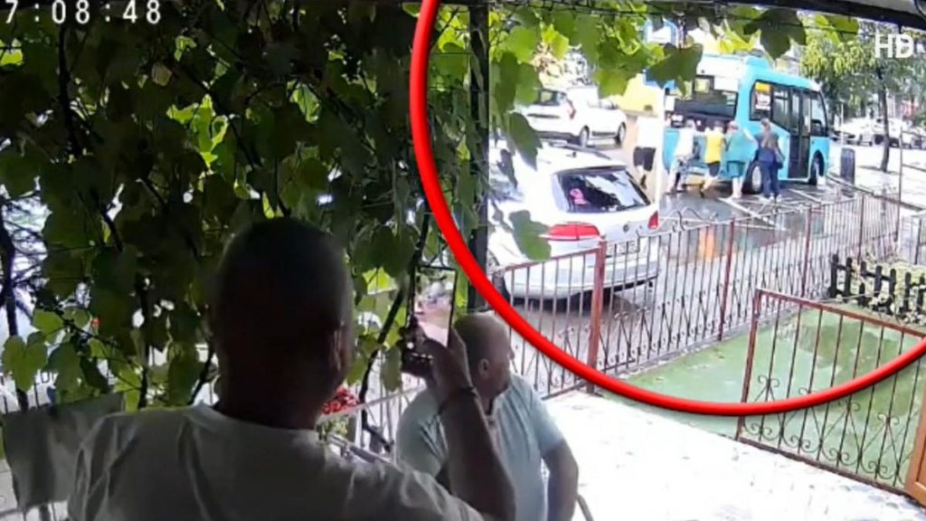 Bai est nebun Cateva femei imping autobuzul blocat in trafic la Galati in timp ce