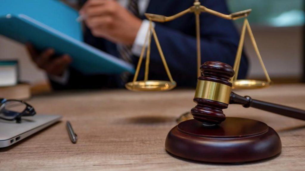 CCR analizeaza daca Guvernul trebuie sa plateasca magistratilor 5 miliarde de lei salarii