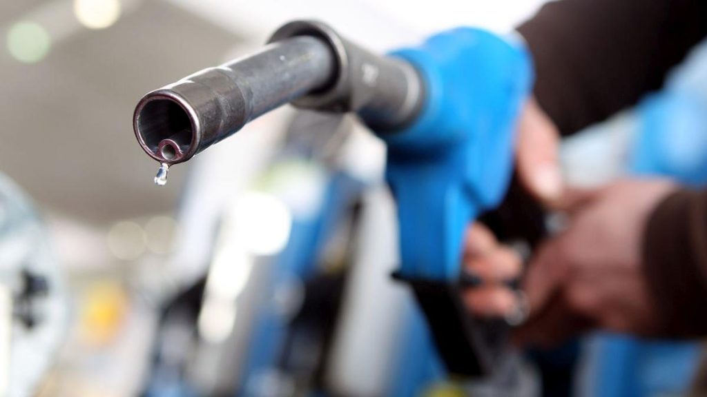 Cat costa un plin de carburant pentru un sofer de Dacia Logan din Bucuresti Pretul benzinei si