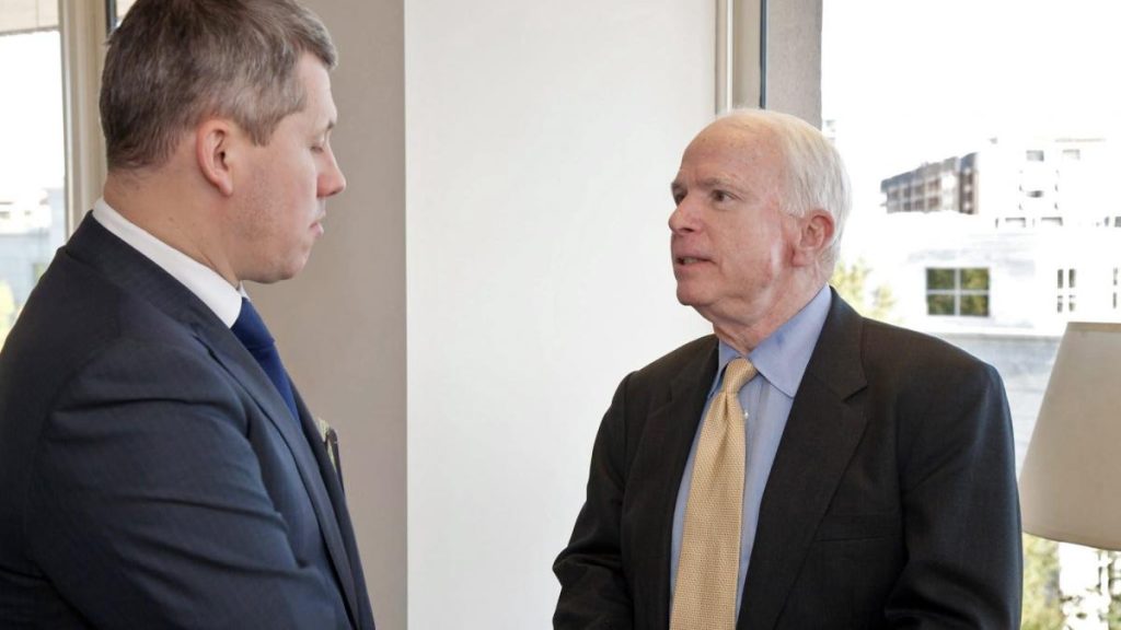 Catalin Predoiu posteaza o fotografie cu John McCain Vor veni mari schim batri Timpul cand Romania avea importanta