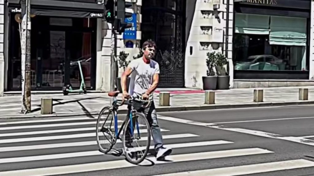 Cum se traverseaza corect strada cu trotineta sau bicicleta pe trecerea de pietoni Filmulet demonstrativ al