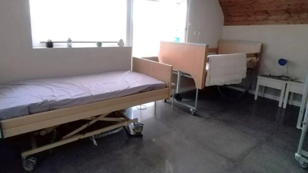 Doua centre pentru persoane vulnerabile din judeul Maramures inchise in urma unui control Locatarii au