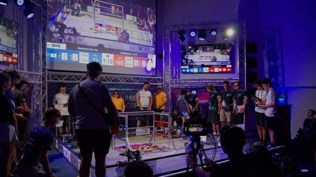 Elita roboticii mondiale, prezentă la București: 32 de echipe din România și încă 8 internaționale concurează… Elita roboticii mondiale prezenta la Bucuresti 32 de echipe din Romania si inca 8 internationale concureaza