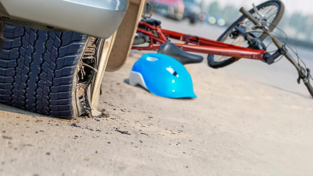 Fetiță de 6 ani, care se afla în vacanță la bunici, ucisă de un camion în Maramureș. Surse: Șoferul… Fetita de 6 ani care se afla in vacanta la bunici ucisa de un camion in Maramures Surse Sofeul