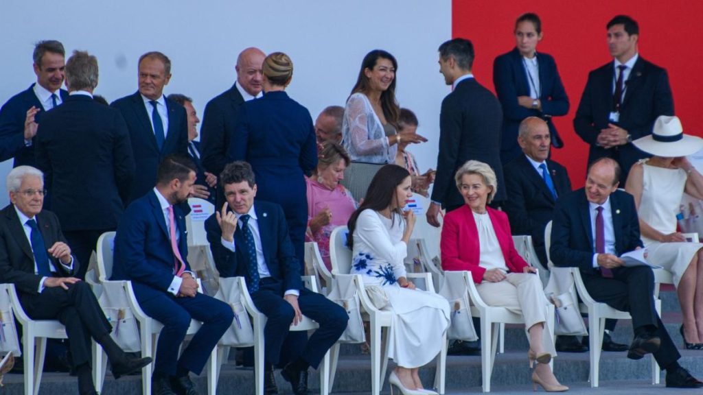 Imagini cu Nicusor Dan si Mirabela Grdinaru din tribuna oficiala a paradei de la Paris Prima