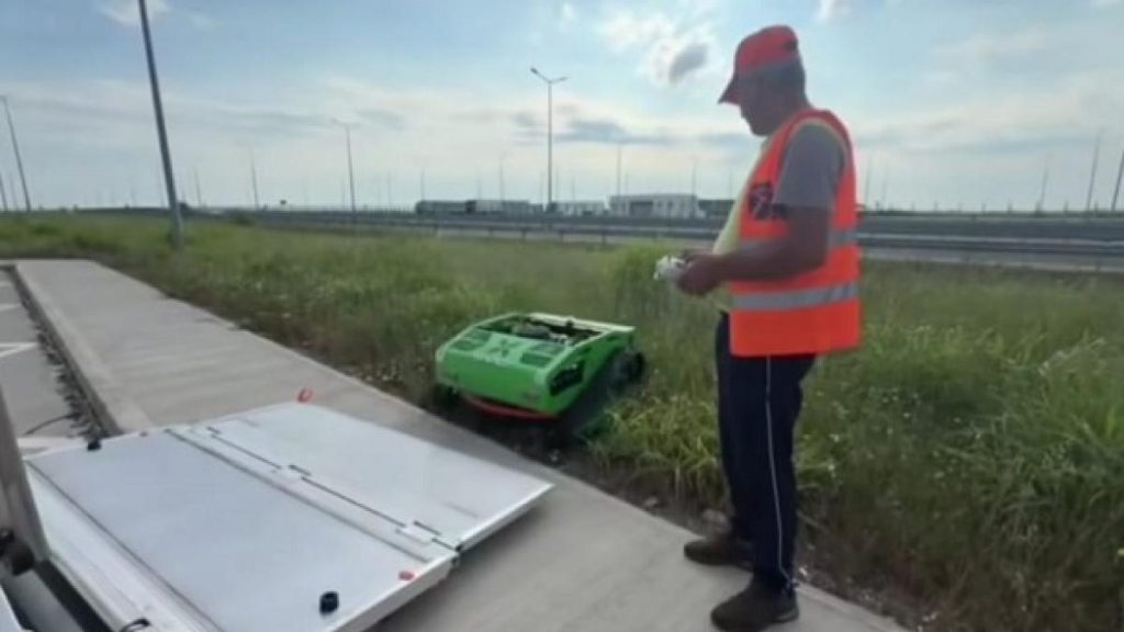 Imagini cu roboii telecomandai care vor cosi iarba pe marginea Drumului Expres Craiova Piteti