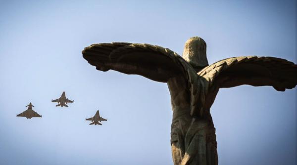 Imagini spectaculoase de Ziua Aviației: Avioane F-16, Spartan și IAR-330, precum și elicoptere Black Hawk, au oferit un show pe cerul Capitalei. Imagini spectaculoase de Ziua Aviaiei Avioane F 16 Spartan i IAR 330 precum i elicoptere Black Hawk au oferit un show pe cerul Capitalei