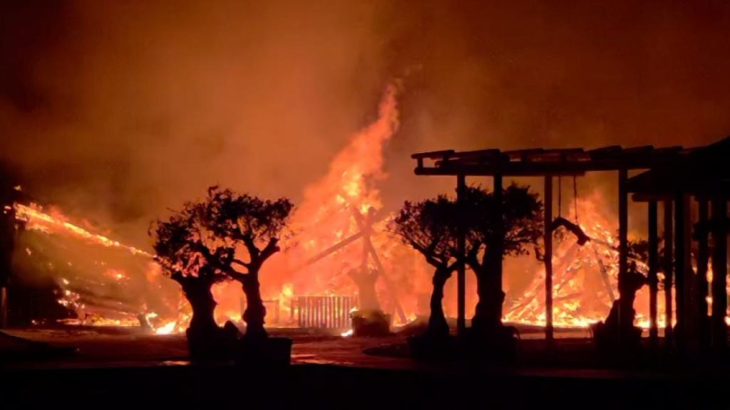 Incendiu de proportii pe plaja H2O din Mamaia Doua beach baruri au ars complet