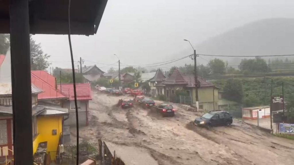 Inundatii devastatoare la Busteni dupa o ploaie torentiala Imagini cu viitura care a distrus totul 1