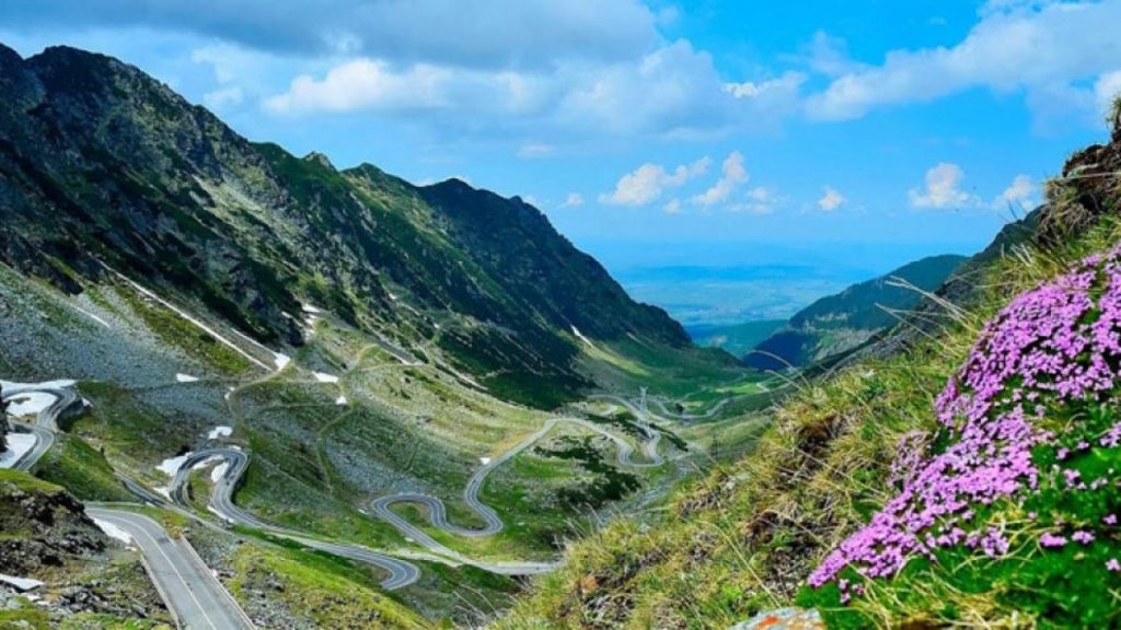 Luni, traficul rutier va fi închis în mai multe zone de pe Transfăgărășan. Restricții și în alte… Luni traficul rutier va fi inchis in mai multe zone de pe Transfagarasan restrictii si in alte