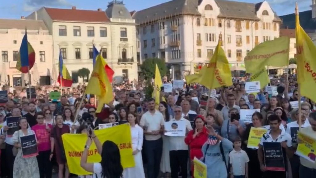 Mii de oameni au protestat in strada la Oradea in sprijinul lui Viorel Pasca Binele