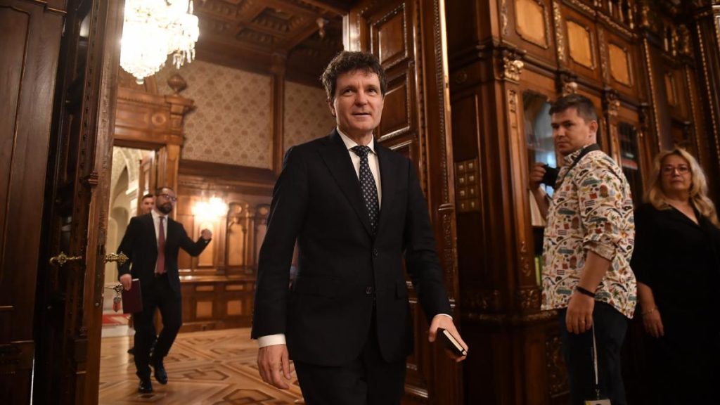 Nicusor Dan l a felicitat pe Dacian Ciolos pentru expunerea viziunii sale despre o francofonie mai