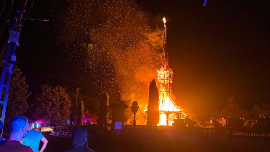 O biserica din lemn din Maramures veche de peste 300 de ani a fost distrusa complet de un incendiu Era un monument istoric