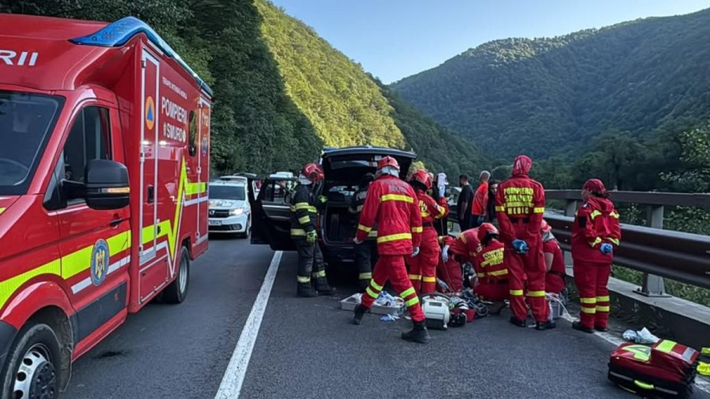 O bucata de stanca a cazut peste o masina pe DN7 in Sibiu Un barbat este resuscitat