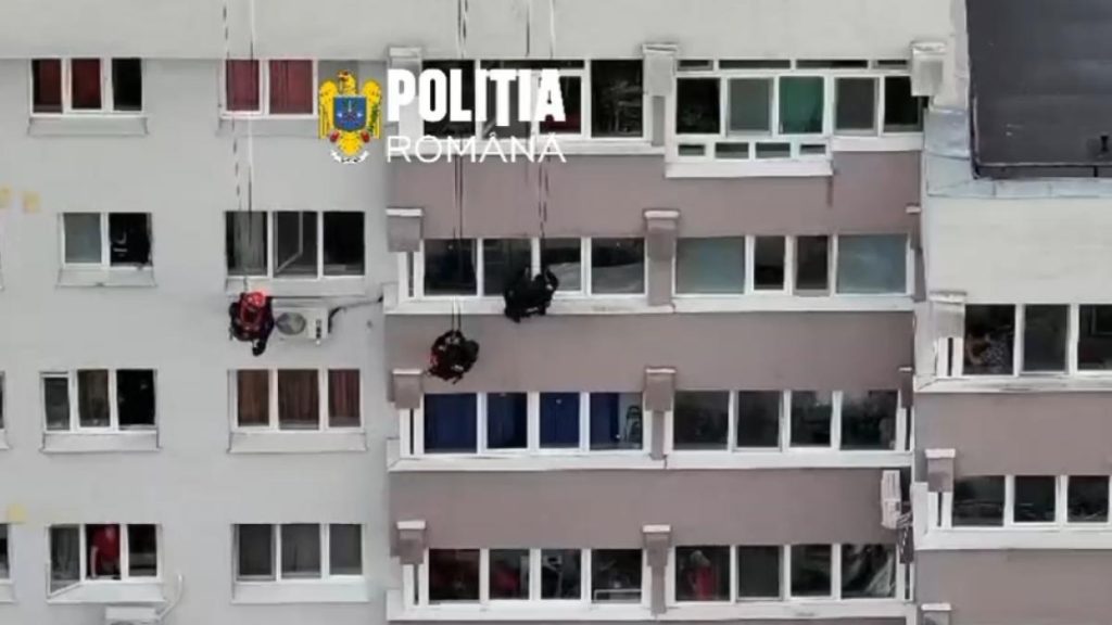 Operațiune impresionantă a mascaților în București. Au escaladat un bloc din Sectorul 6 pentru a… Operatiune impresionanta a mascailor in Bucuresti Au escaladat un bloc din Sectorul 6 pentru a