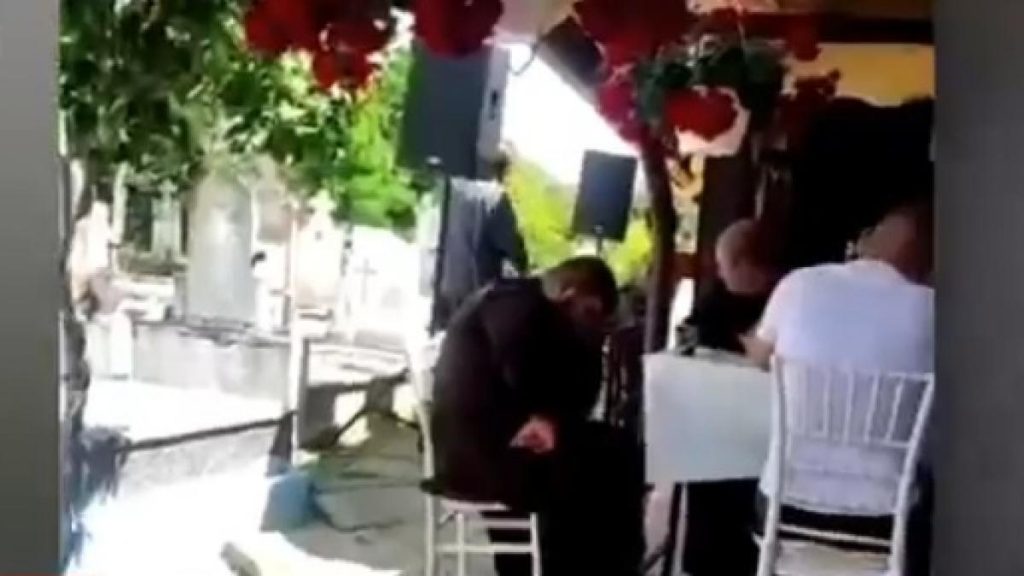 Petrecere cu lautari si dedicatii intr un cimitir din Gorj La masa principala s au aflat reprezentantii