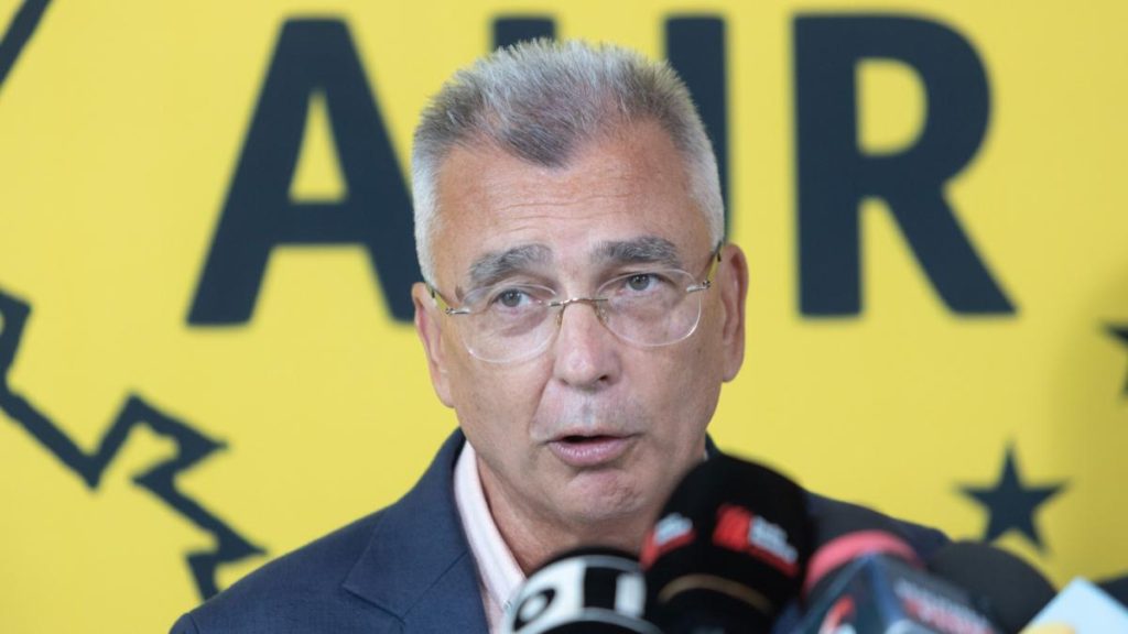 Petrisor Peiu acuza Guvernul si PSD ca sunt complici pentru a adopta legi pe repede inainte