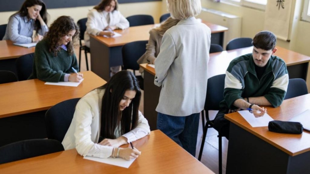 Primele rezultate ale examenului de definitivat 2026 au fost publicate. 40 de profesori au obținut nota 10. Primele rezultate ale examenului de definitivat 2026 au fost publicate 40 de profesori au obtinut nota 10