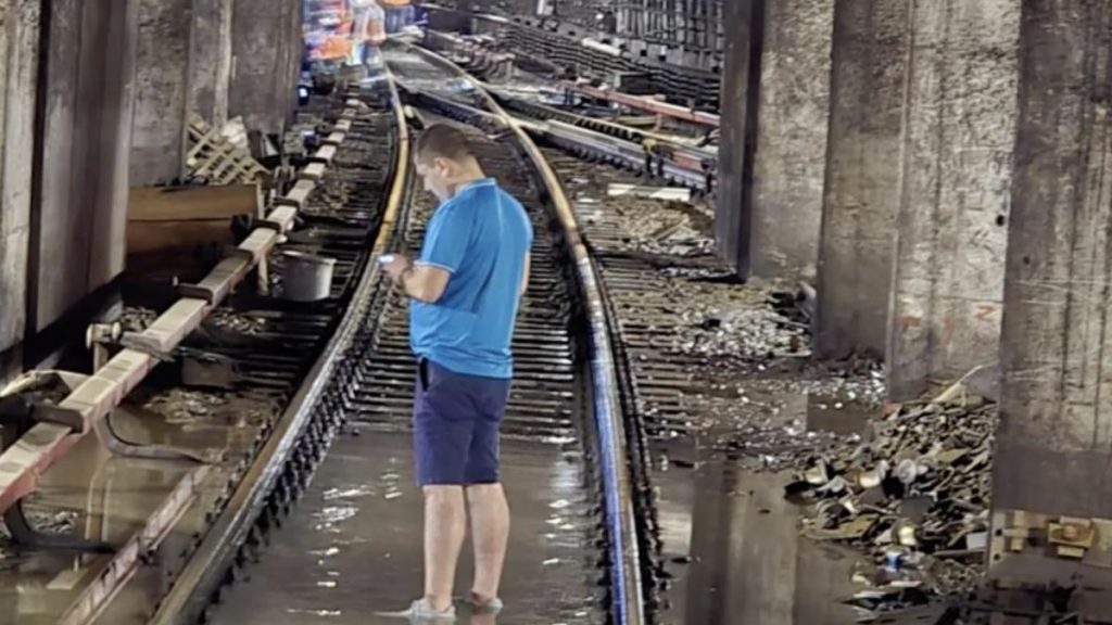 Radu Miruță, surprins mergând desculț prin apa care a inundat stația de metrou… Radu Miruta surprins mergand descul prin apa care a inundat statia de metrou