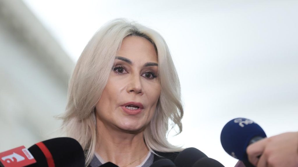 Raluca Turcan afirmă că Platforma Conservatoare din PNL „pare să fi fost concepută în biroul lui Grindeanu”:… Raluca Turcan afirma ca Platforma Conservatoare din PNL pare sa fi fost conceputa in biroul lui Grindeanu