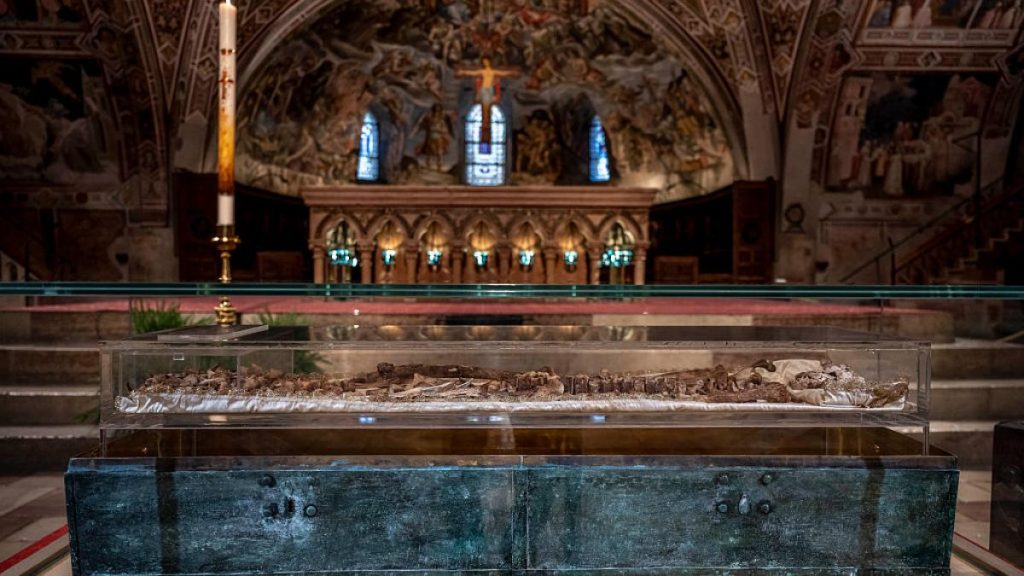 Rămășițele Sfântului Francisc de Assisi vor fi aduse pentru prima dată în România, la Oradea. Ramasiele Sfantului Francisc de Assisi vor fi aduse pentru prima data in Romania la Oradea