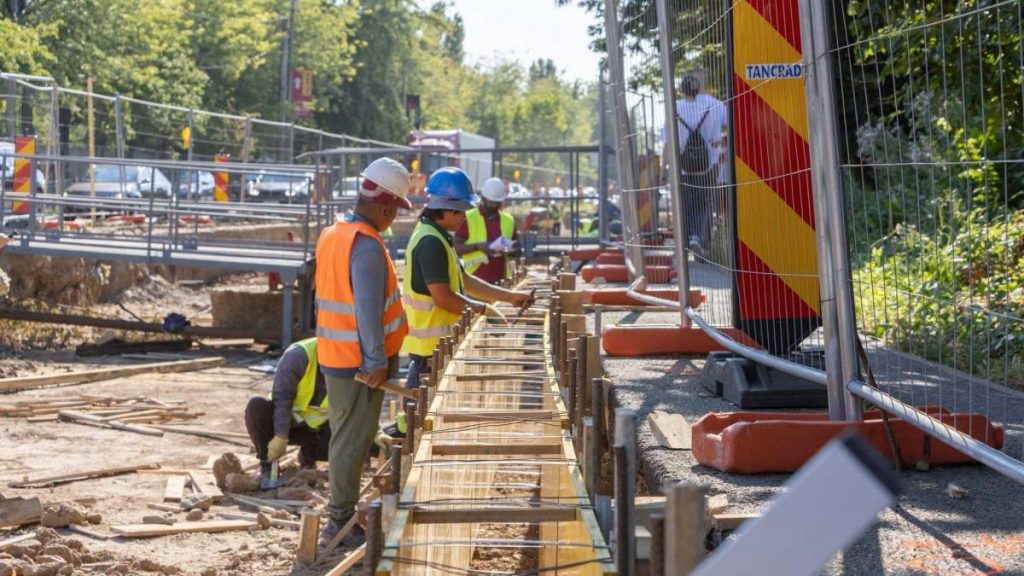 „Se spune că nu sunt muncitori pe șantiere”. Câți oameni a găsit Ciucu la linia de tramvai din… Se spune ca nu sunt muncitori pe santiere Cati oameni a gasit Ciucu la linia de tramvai din
